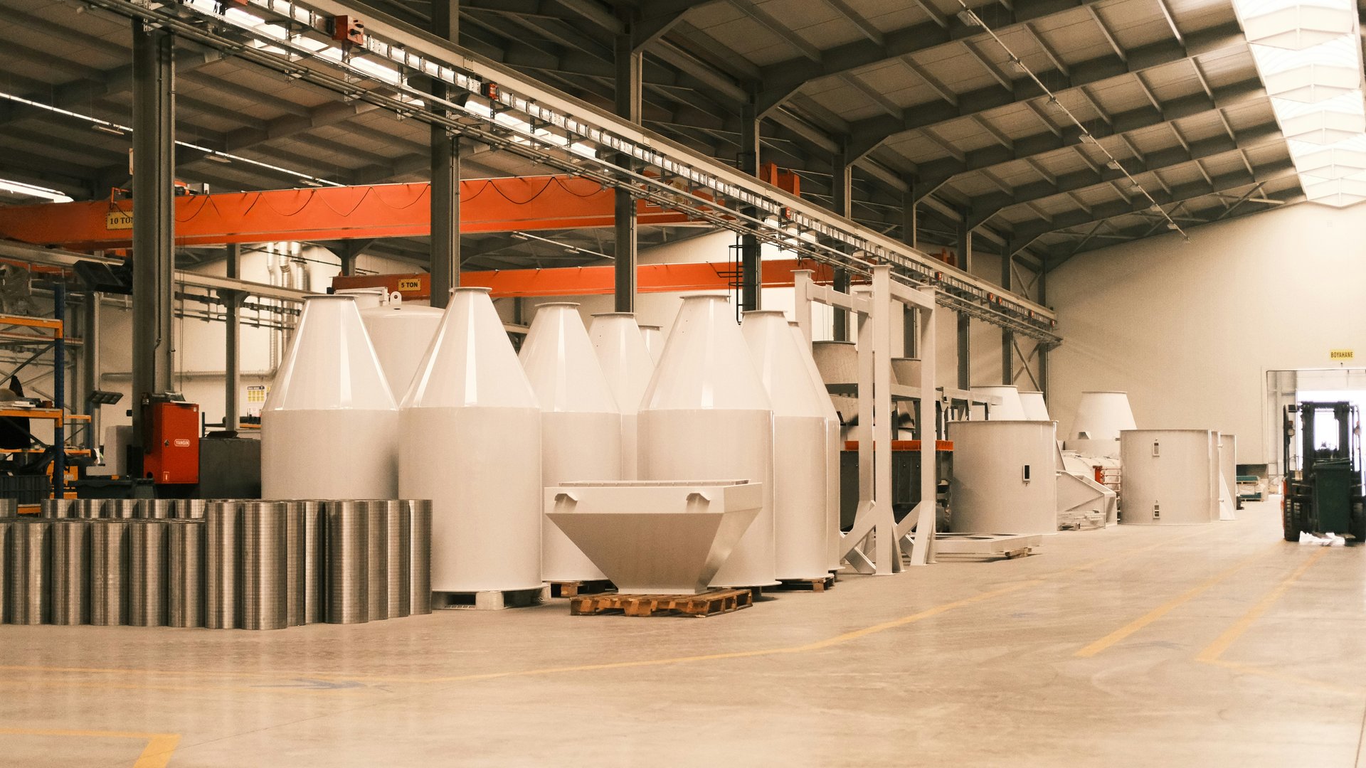 FROM FLAT SHEET TO FINISHED PART — Real manufacturing photography · reference process environment