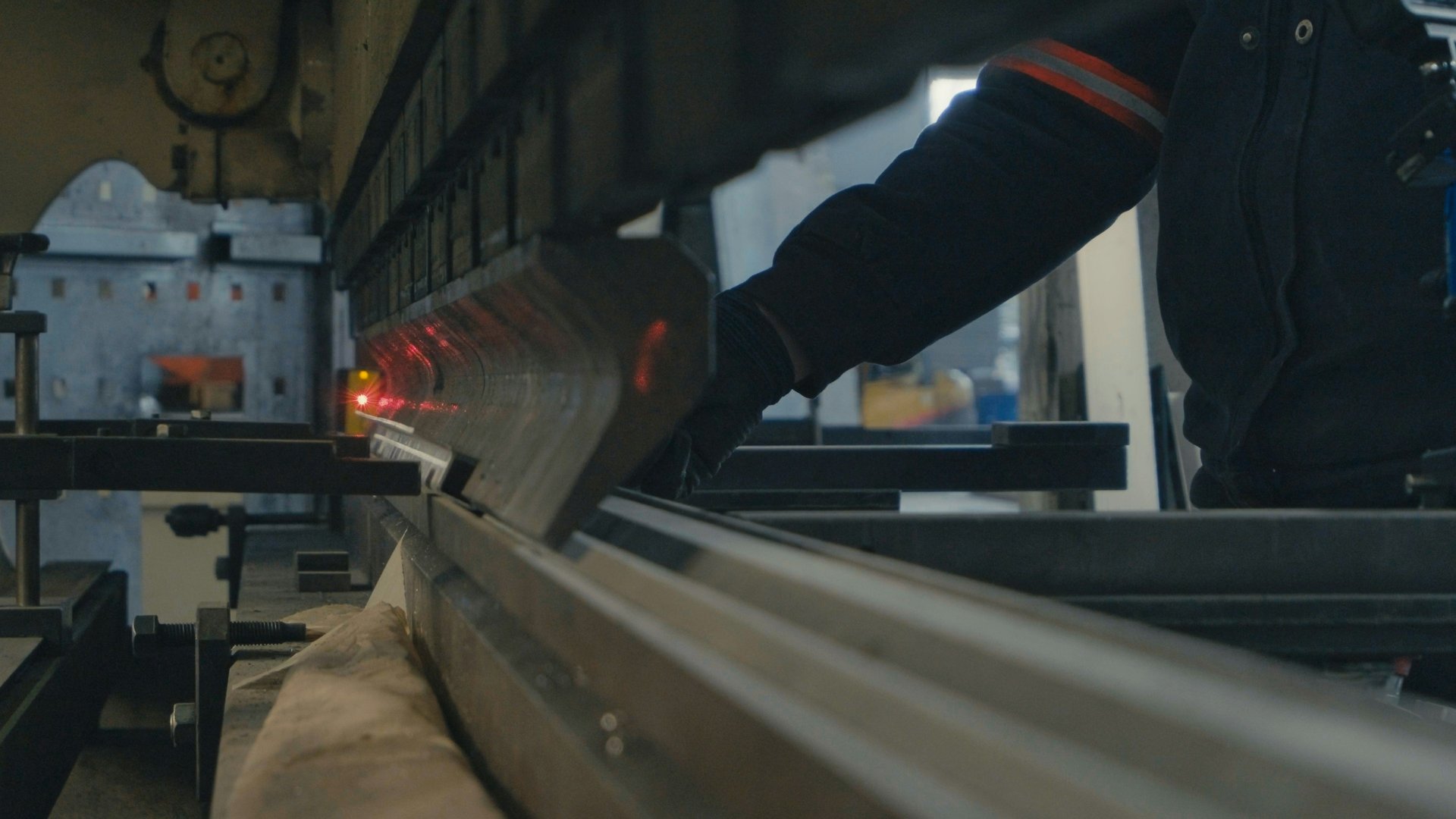 Precision bending — Real manufacturing photography · reference process environment